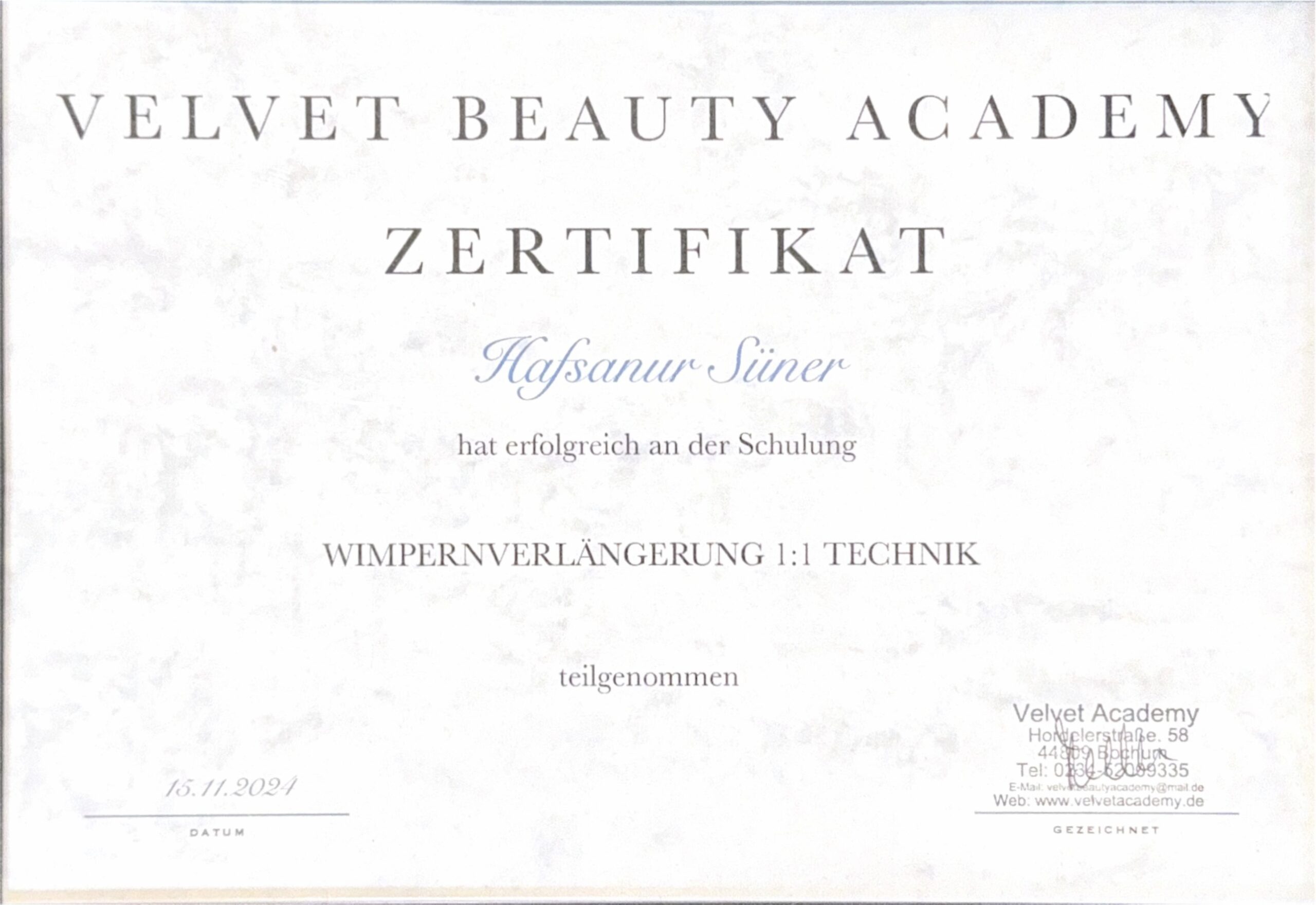 Hafsanur Süner – Wimpernverlängerung 3D Technik