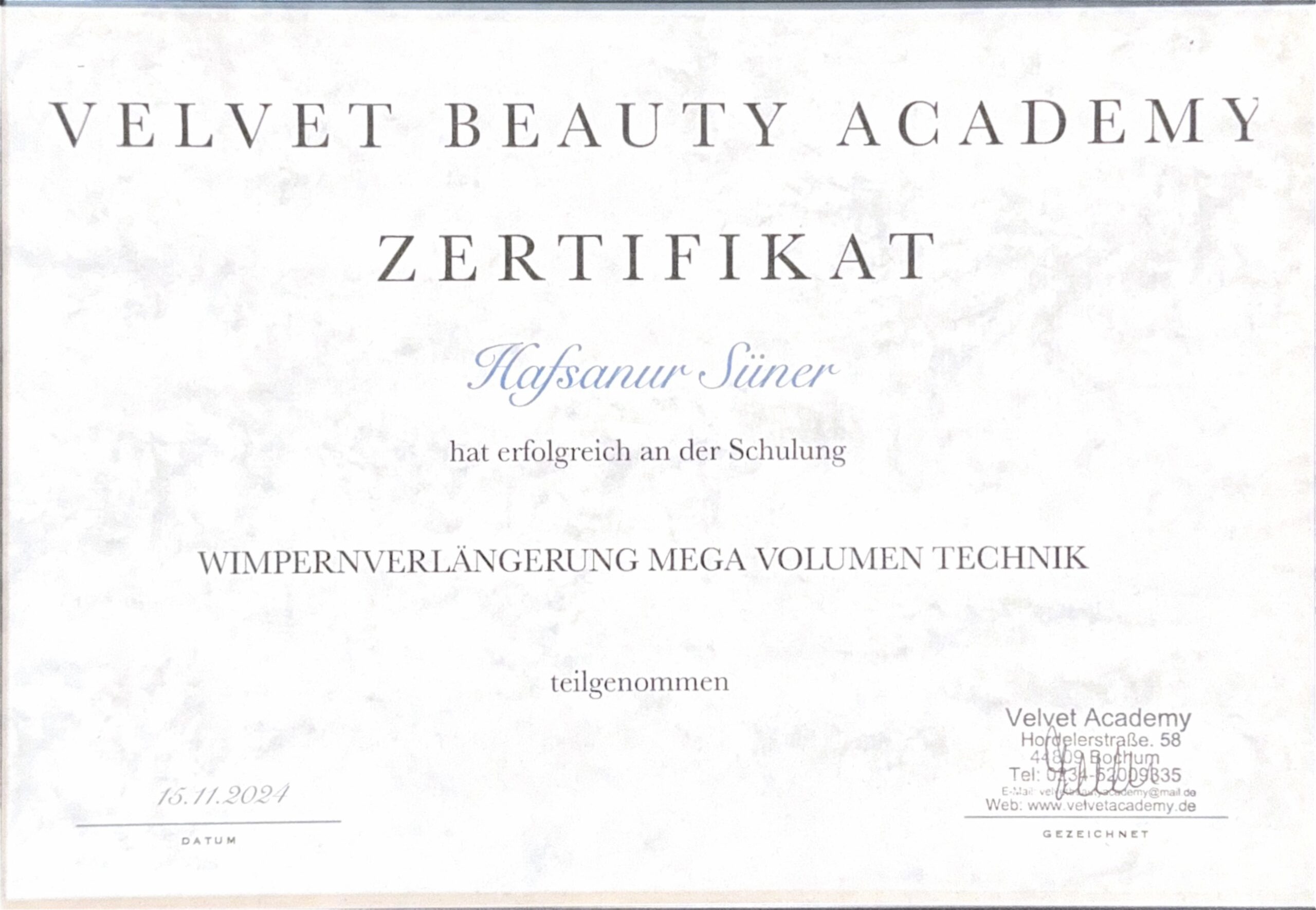 Hafsanur Süner – Wimpernverlängerung Mega Volumen